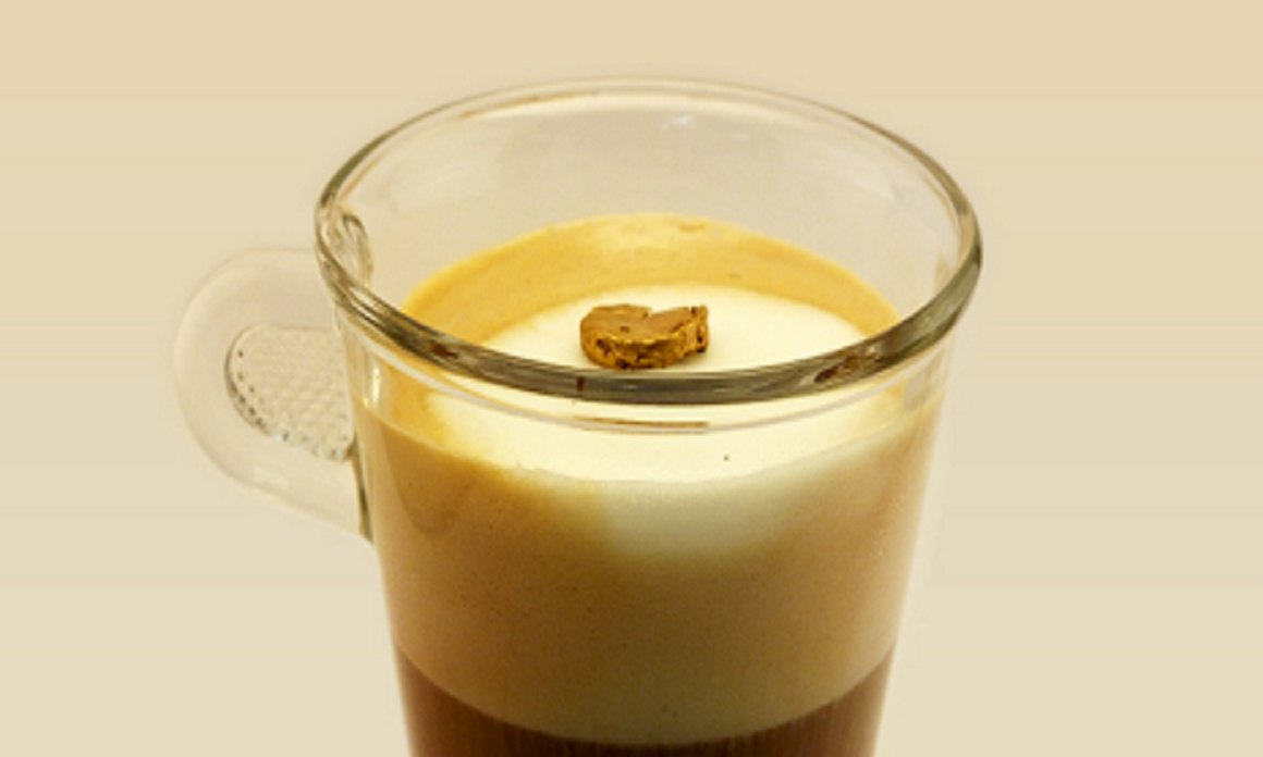 Pepita de aerogel de oro flotando sobre espuma de leche. Imagen: Raffaele Mezzenga. Fuente: ETH Zurich.