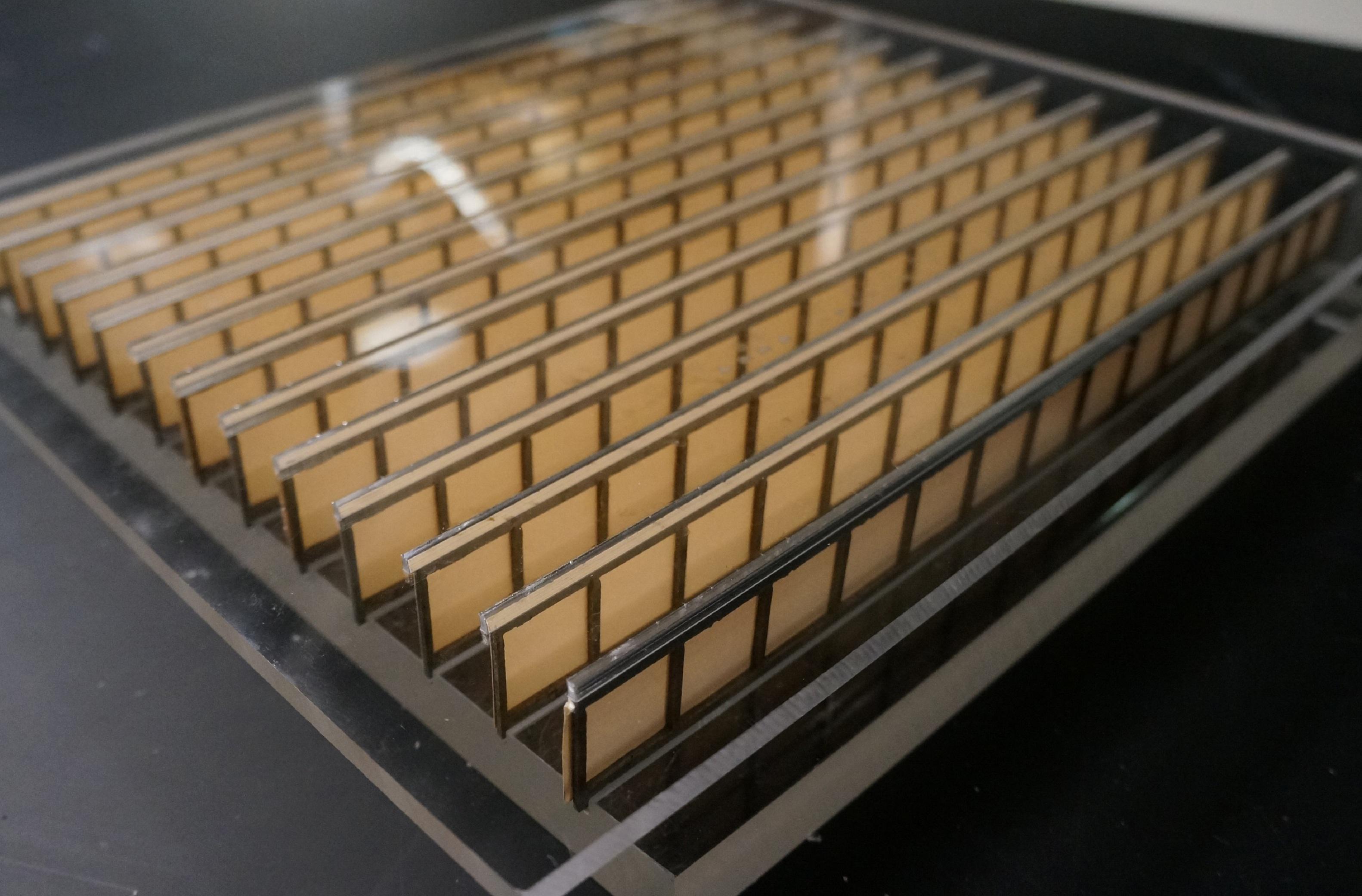El metamaterial está hecho de papel y aluminio. Imagen: Chen Shen. Fuente: NC State.
