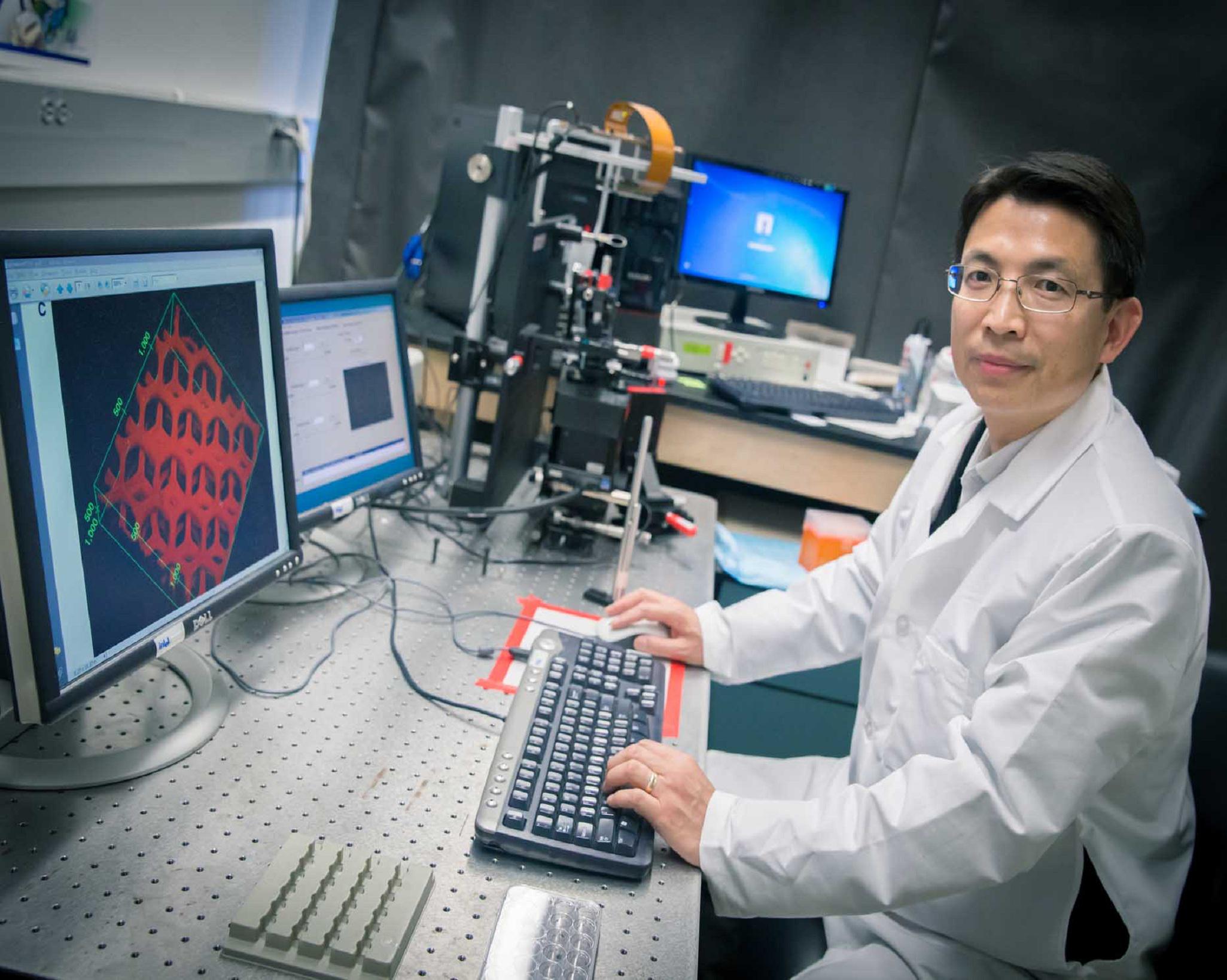 Shaochen Chen prepara su modelo 3D. Fuente: UC San Diego