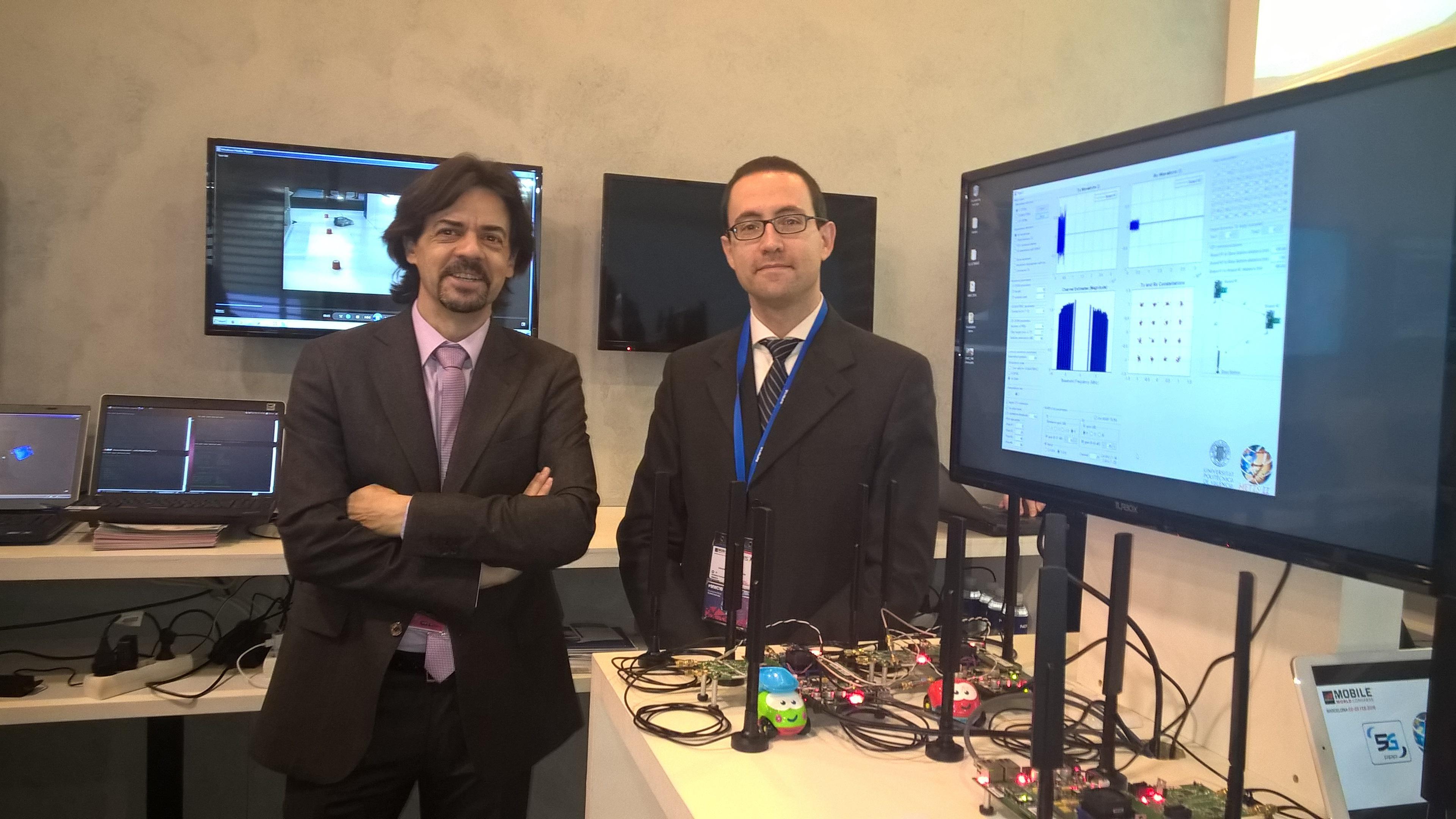 Los investigadores, en el estand del Mobile World Congress. Fuente: UPV.