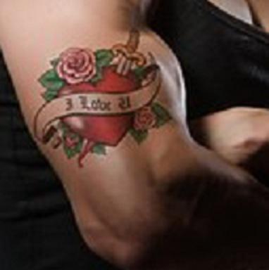 La gente con muchos tatuajes podría no solo parecer más fuerte, sino además serlo realmente. Pero, ¿merece la pena? Imagen: PixArc. Fuente: Pixabay.