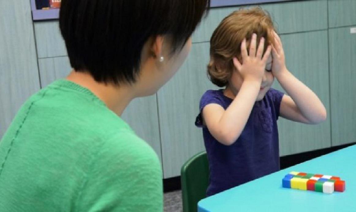 La investigadora Jenny Wang, con uno de los niños. Imagen: Dave Schmelick. Fuente: Universidad Johns Hopkins.