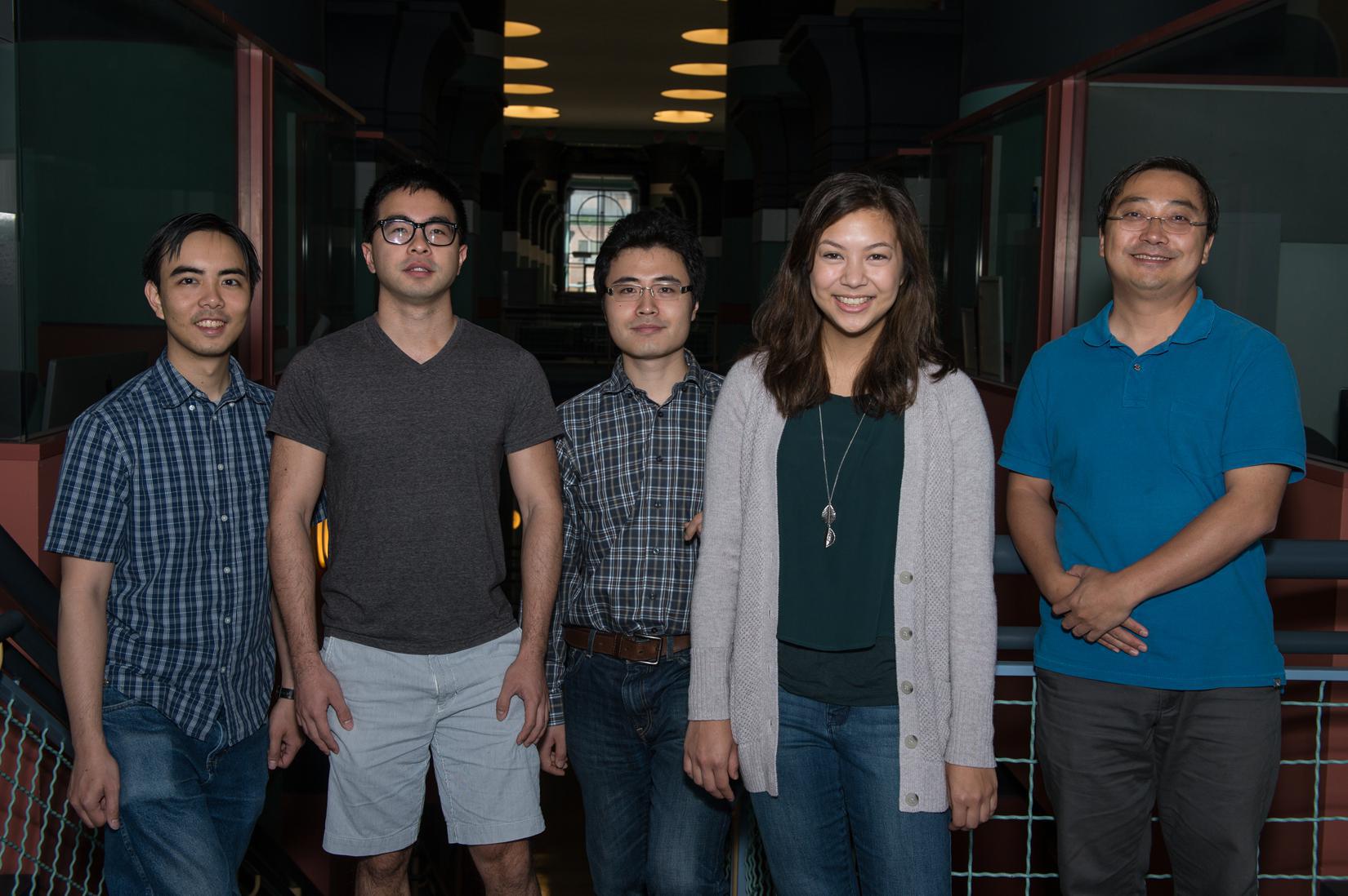 El equipo de Rice: de izda. a dcha., LiKamWa, Yuan Gao, Yunhui Hou, Mia Polansky y Zhong. Imagen: Jeff Fitlow. Fuente: Universidad Rice.