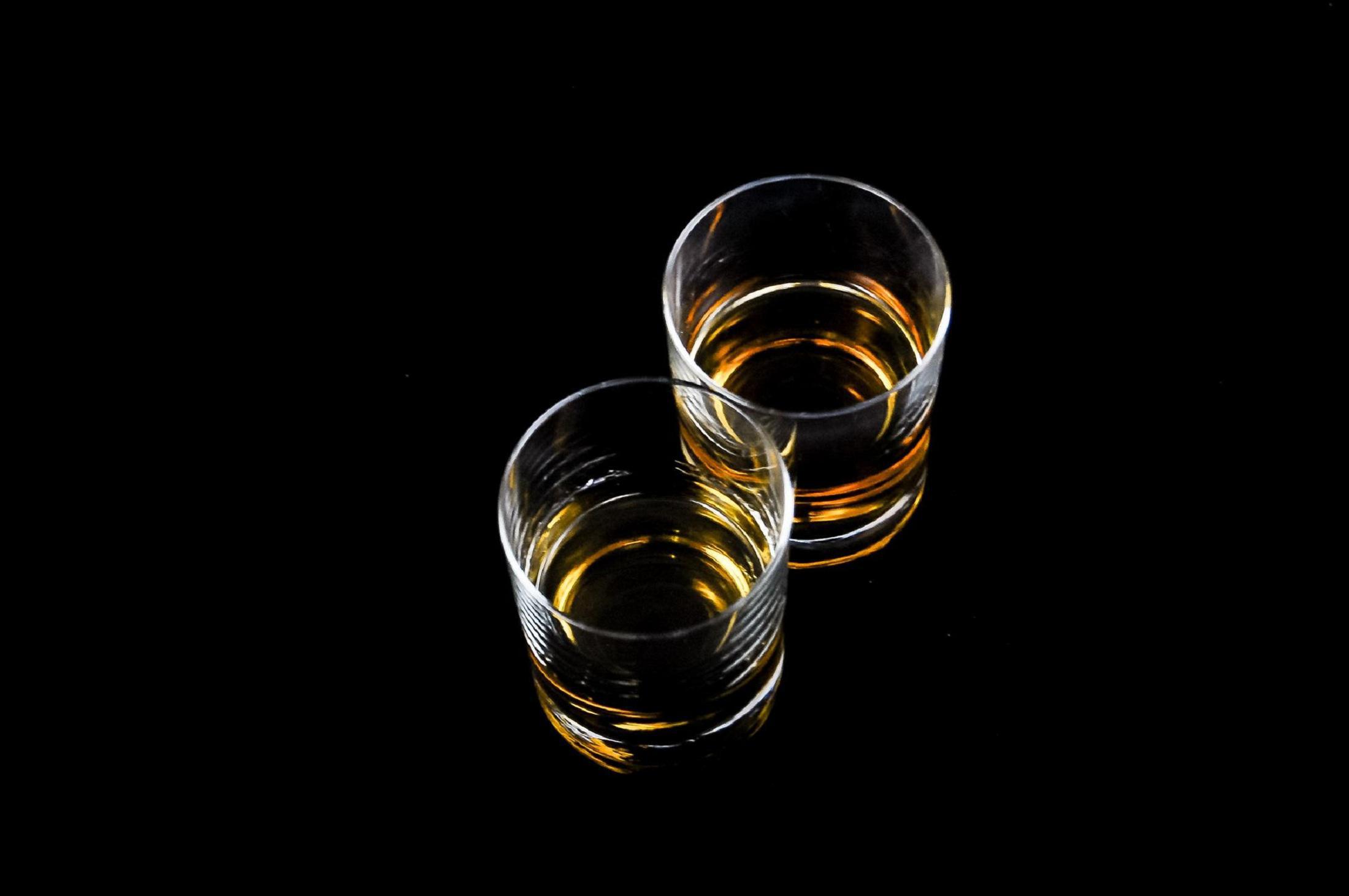 Vasos de whisky. Imagen: jarmoluk. Fuente: Pixabay.
