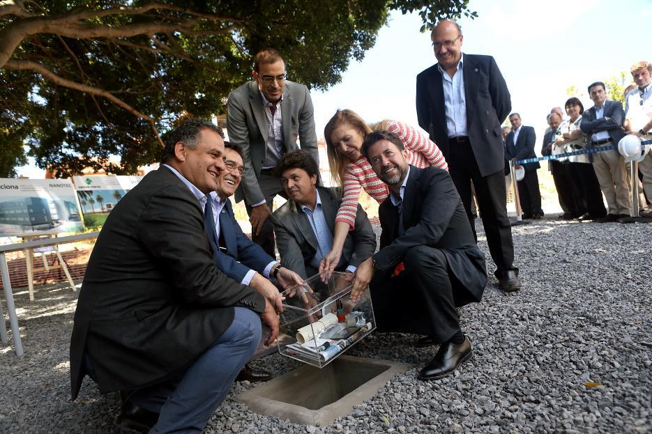 Colocación de la urna con objetos simbólicos de las distintas tecnologías. Fuente: ULL.