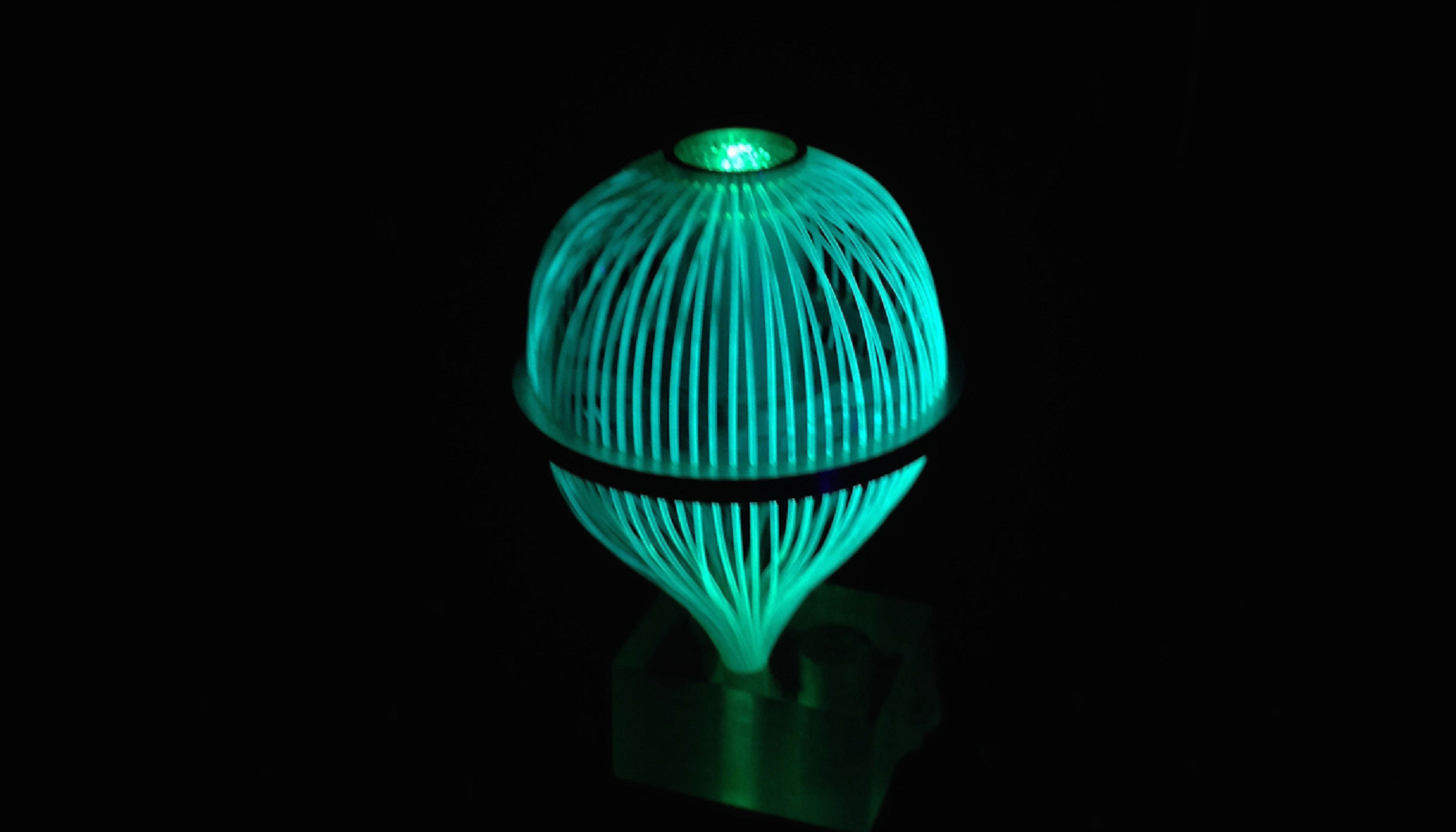 El colector de luz con forma de bombilla, que absorbe luz verde y emite luz azul.