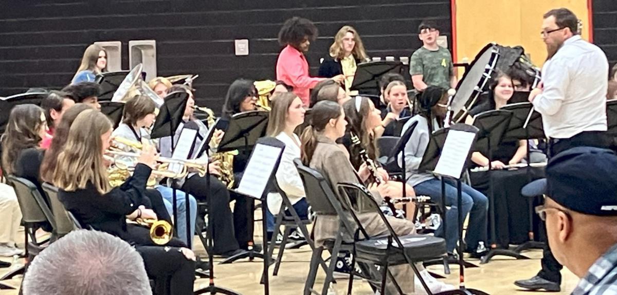 Taylor students honor vets Taylor students honor vets