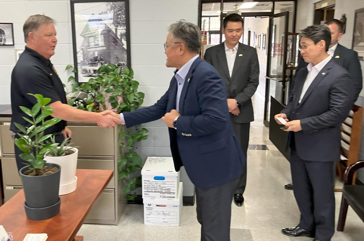 Jaewon brings gifts to Kokomo