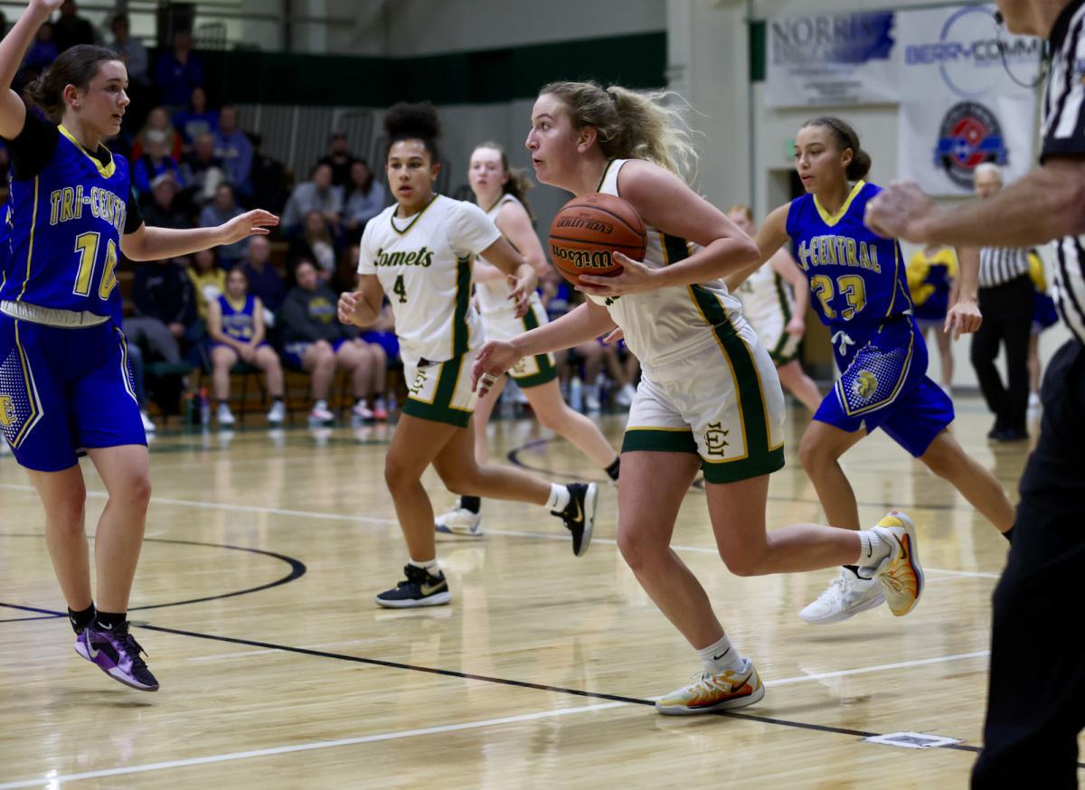 Comets split co-ed night with Tri-Central