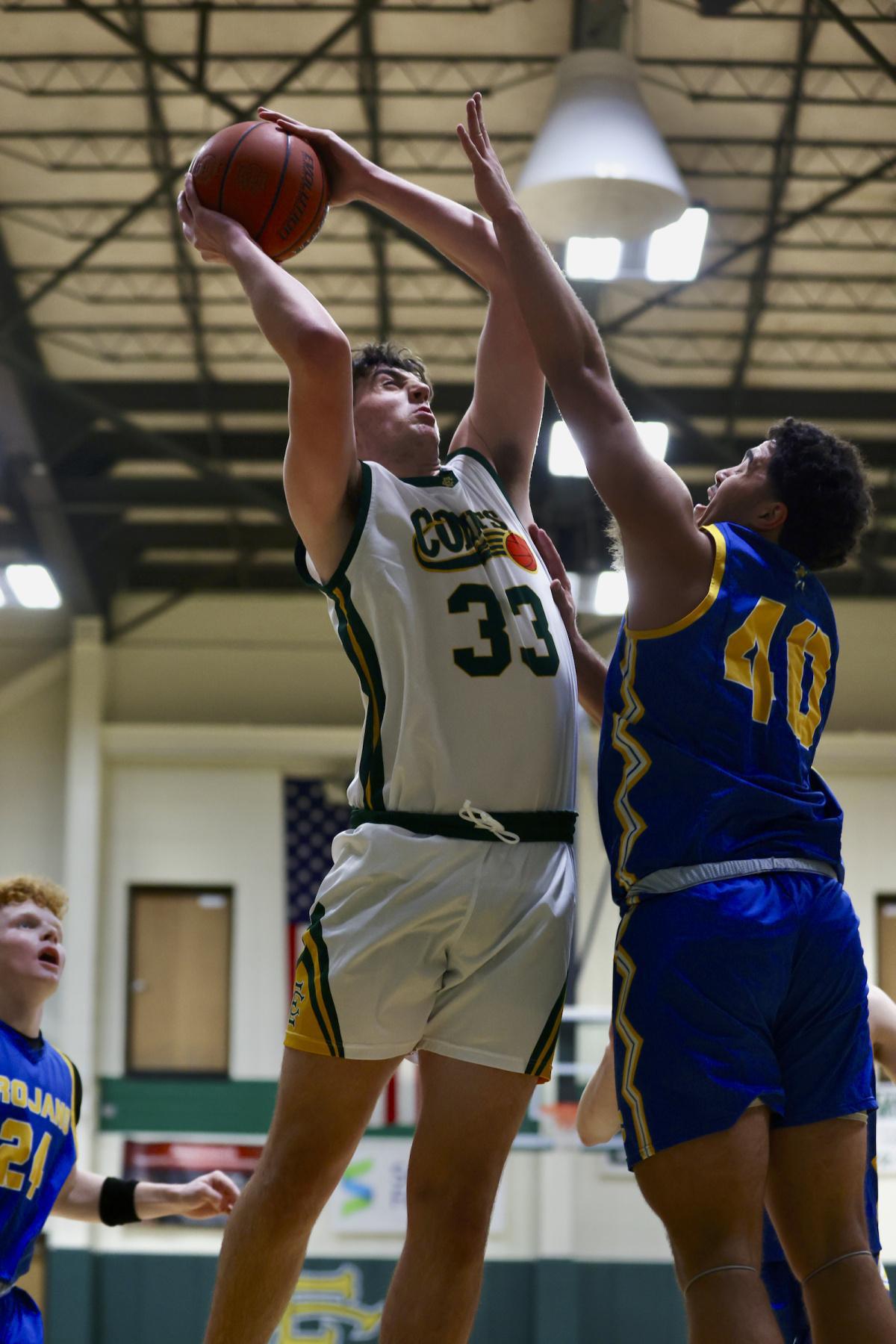 Comets split co-ed night with Tri-Central