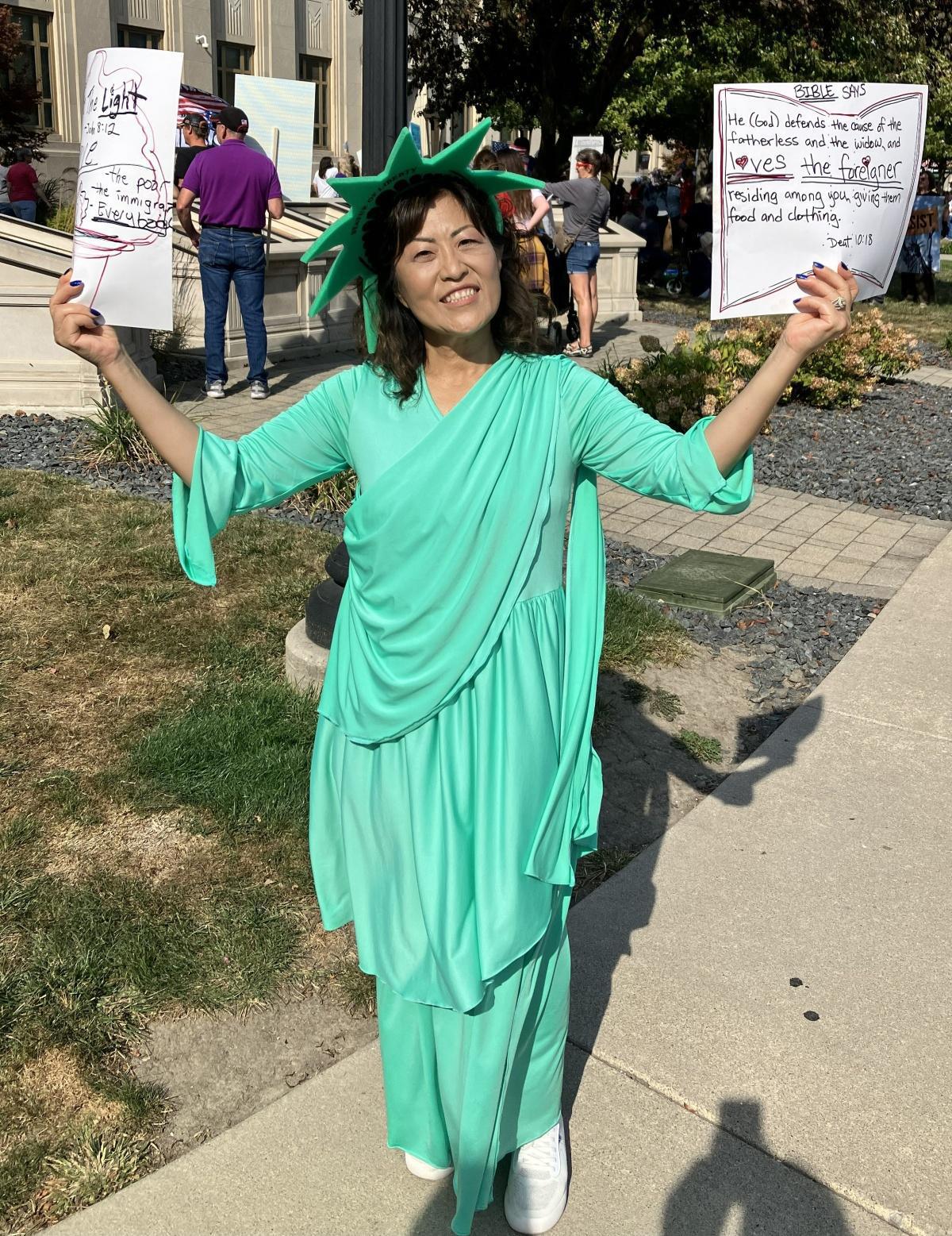 No Kings protest fills courthouse lawn