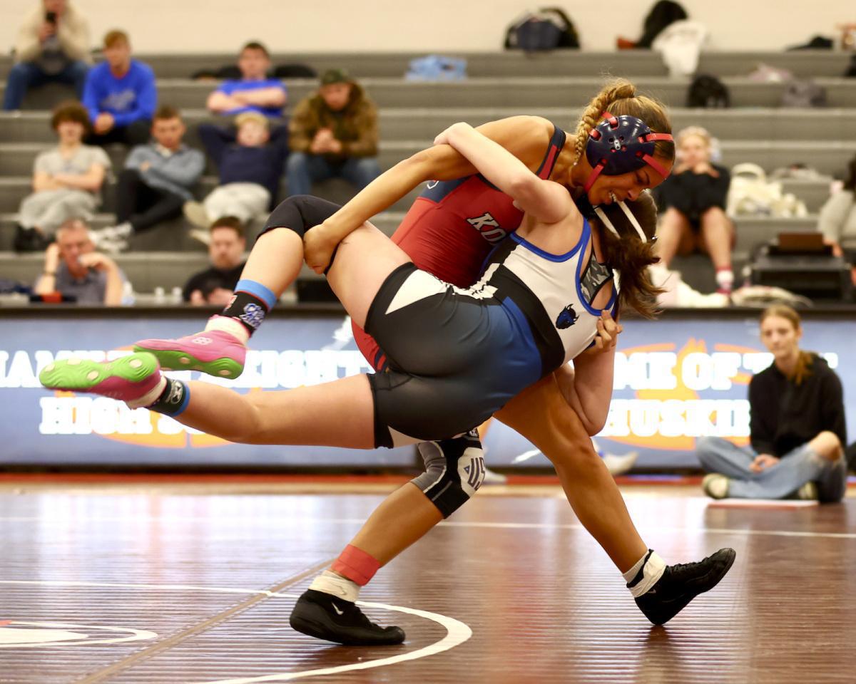 Girl grapplers advance to state