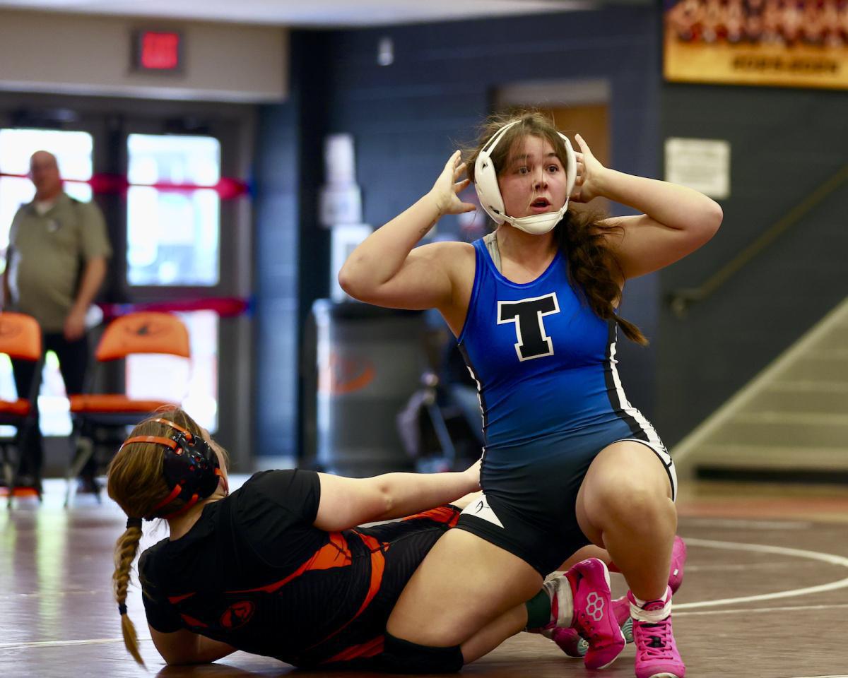 Girl grapplers advance to state
