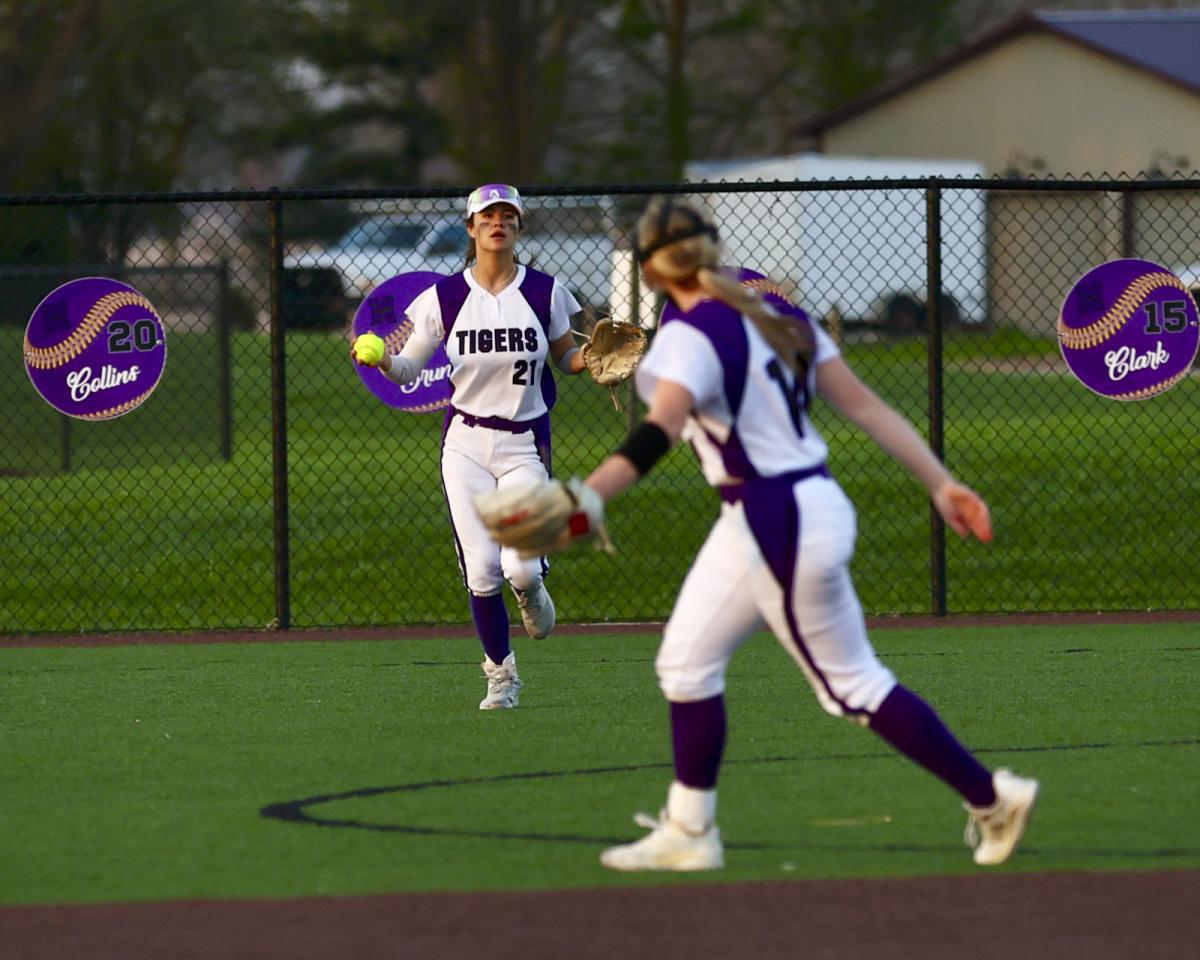 Lady Tigers crush Comets