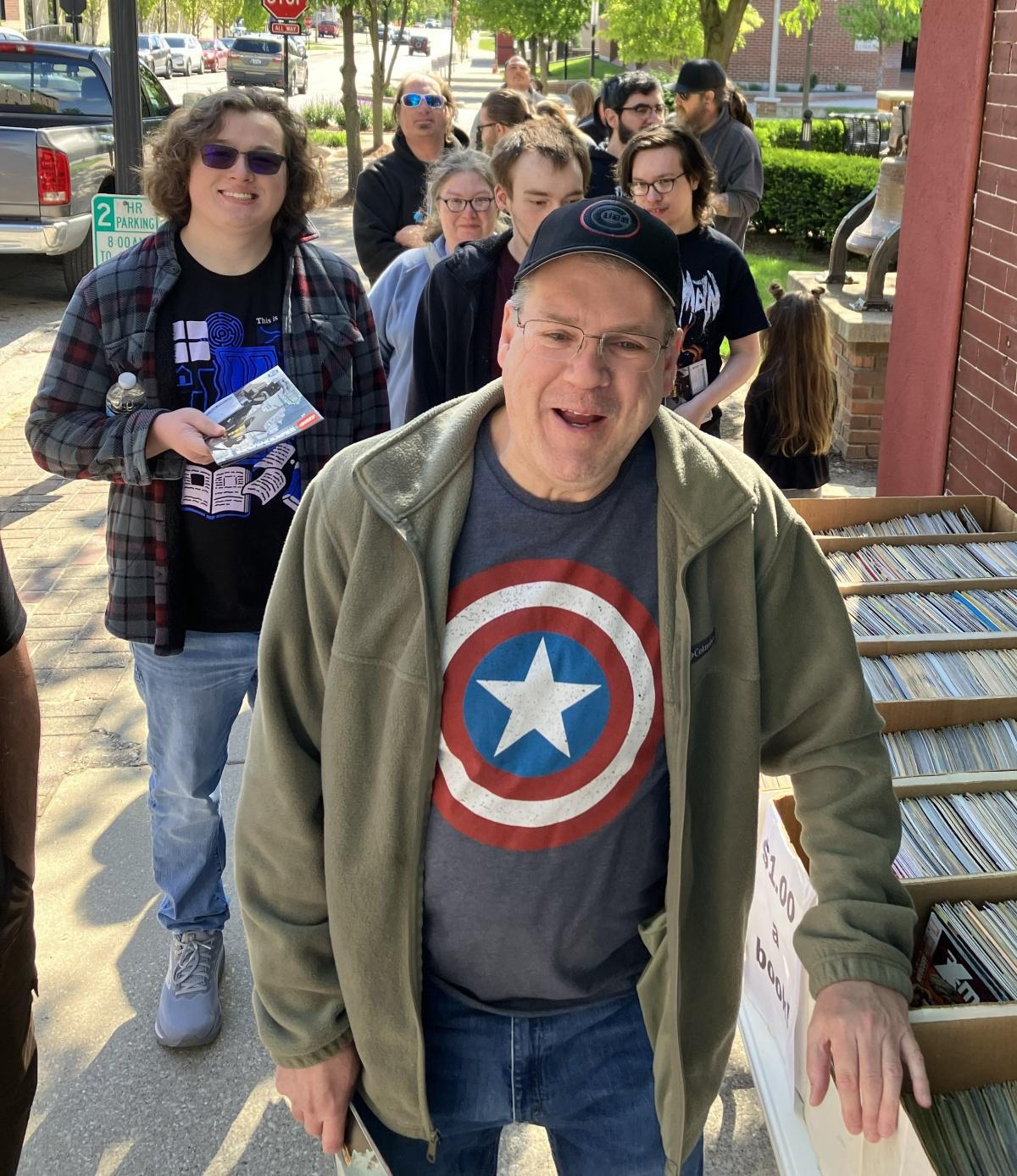 Farmers market, comics draw people downtown