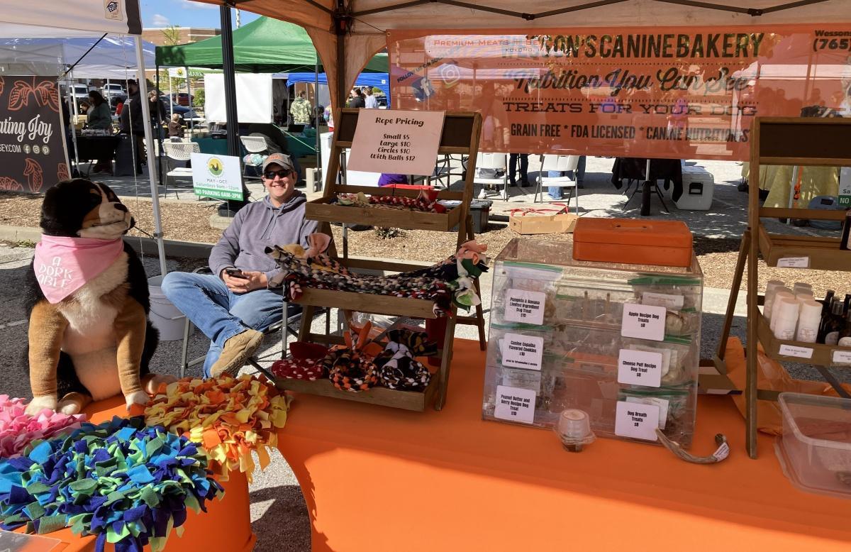 Farmers market, comics draw people downtown