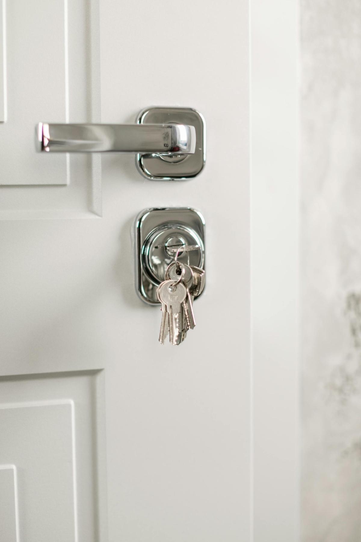 Laisser sa clé dans la porte la nuit : un geste simple au service de votre sécurité ?