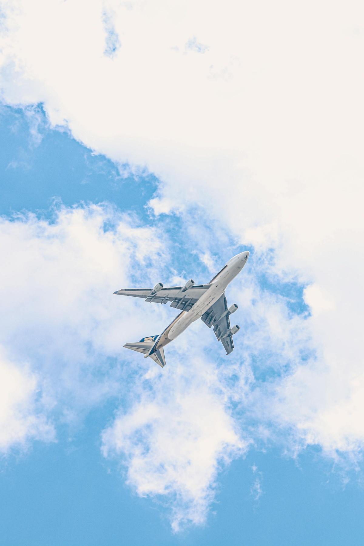 Billet d'avion : ajouter un supplément carburant après l'achat est interdit, dit l'Union européenne