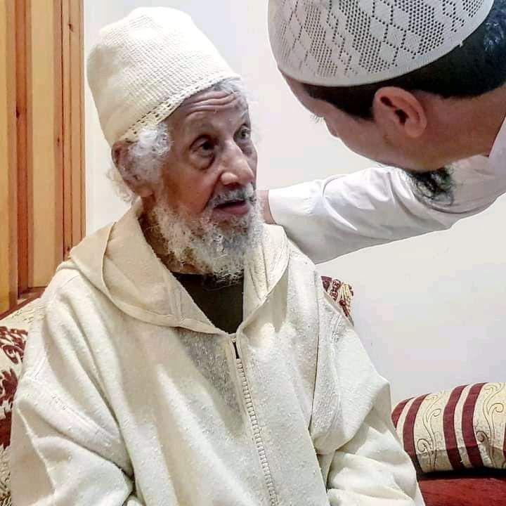 مع العلامة الشيخ مولاي أحمد أبا عبيدة المحرزي المراكشي رحمه الله مع العلامة الشيخ مولاي أحمد أبا عبيدة المحرزي المراكشي رحمه الله