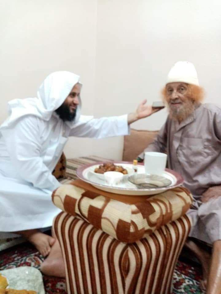مع العلامة الشيخ مولاي أحمد أبا عبيدة المحرزي المراكشي رحمه الله مع العلامة الشيخ مولاي أحمد أبا عبيدة المحرزي المراكشي رحمه الله