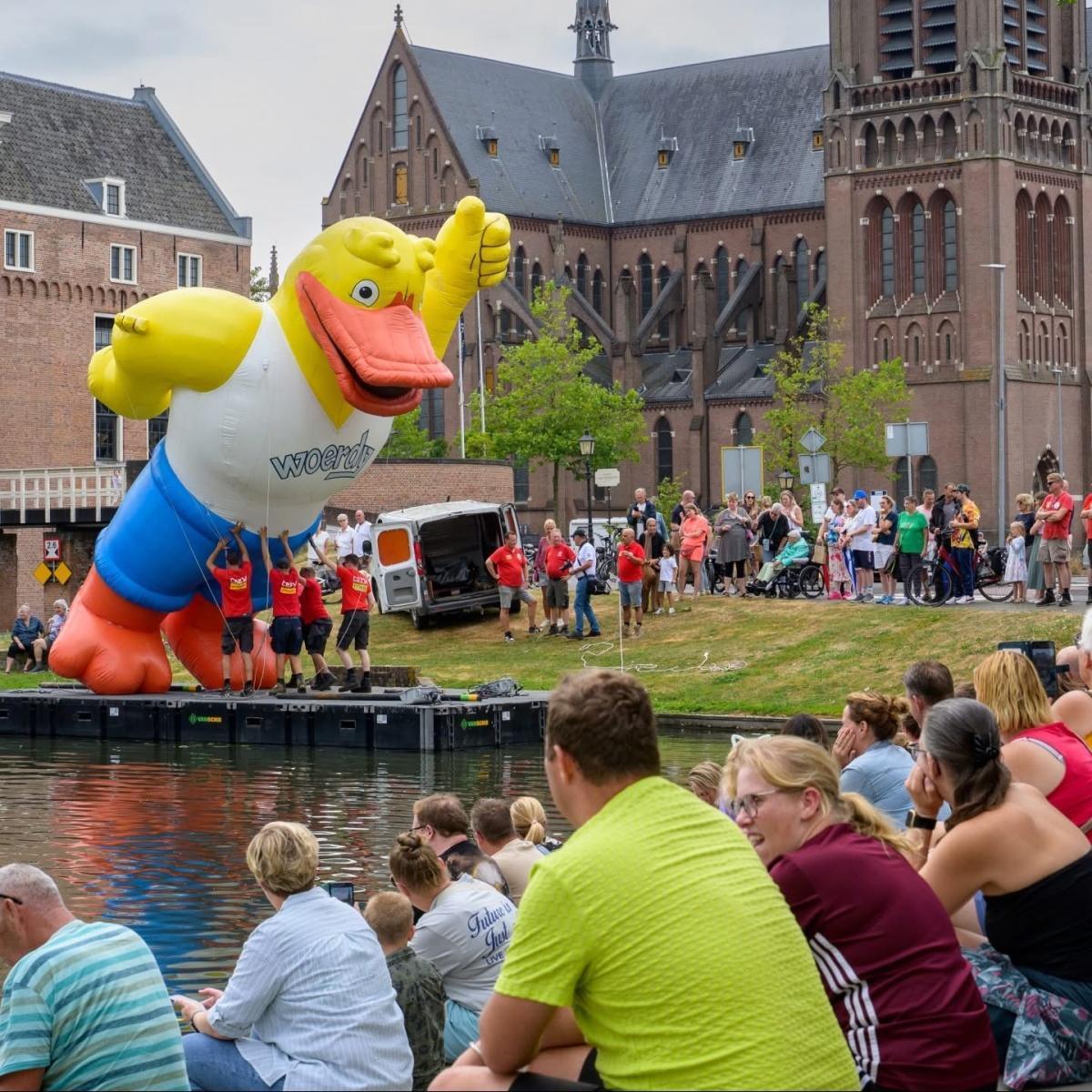 Woerdy staat weer op zijn vertrouwde plek! Woerdy staat weer op zijn vertrouwde plek!