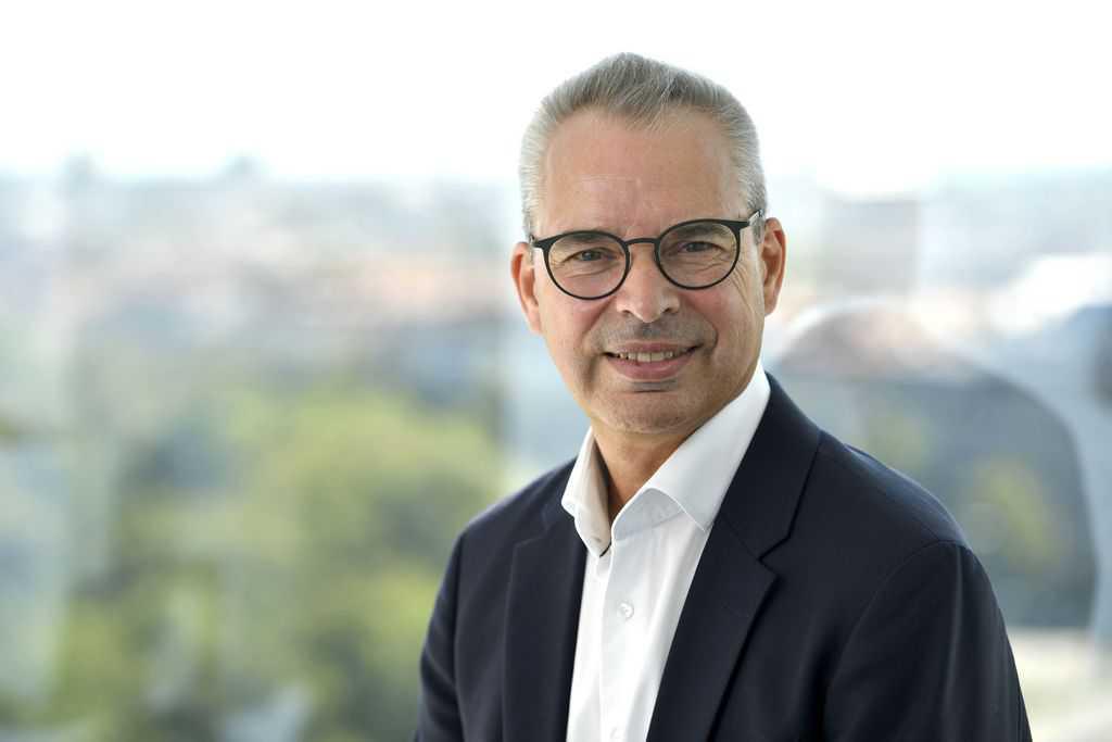 DIGITALISIERUNG MÜNCHNER SCHULEN IM EILTEMPO DIGITALISIERUNG MÜNCHNER SCHULEN IM EILTEMPO