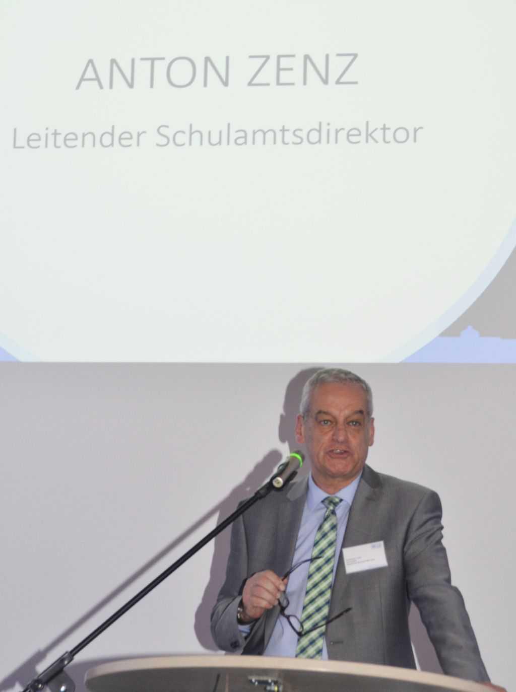 VERABSCHIEDUNG DES LEITENDEN SCHULAMTSDIREKTORS ANTON ZENZ VERABSCHIEDUNG DES LEITENDEN SCHULAMTSDIREKTORS ANTON ZENZ