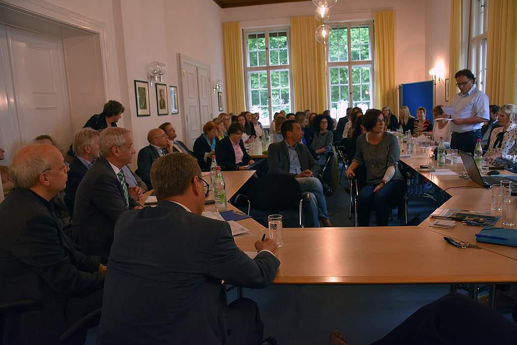 HERAUSFORDERUNG SCHULLEITUNG HERAUSFORDERUNG SCHULLEITUNG