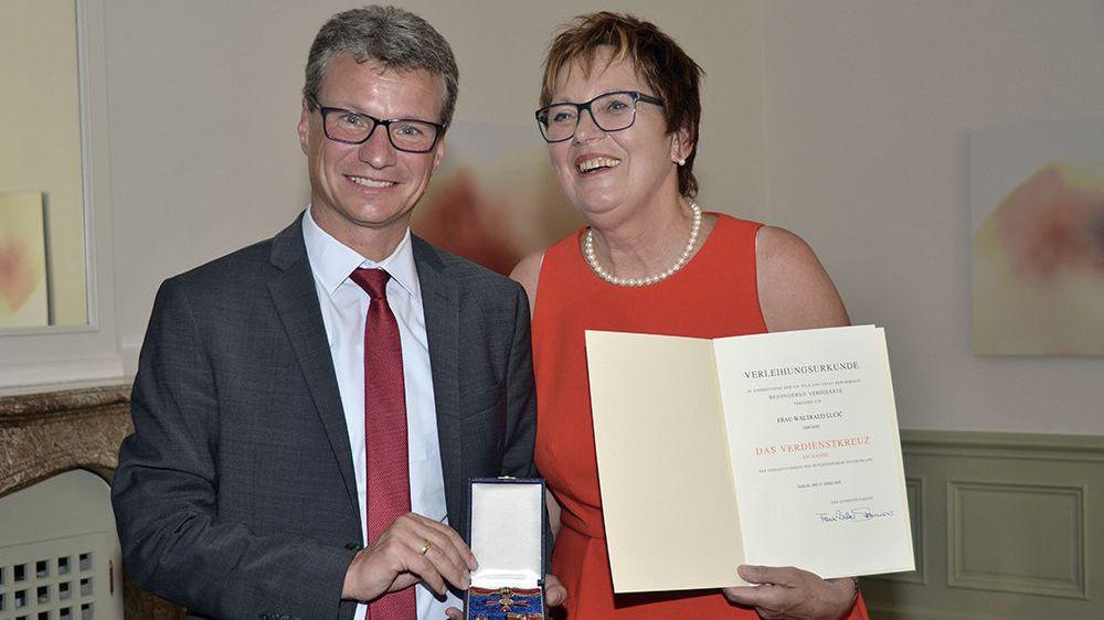 BUNDESVERDIENSTKREUZ BUNDESVERDIENSTKREUZ