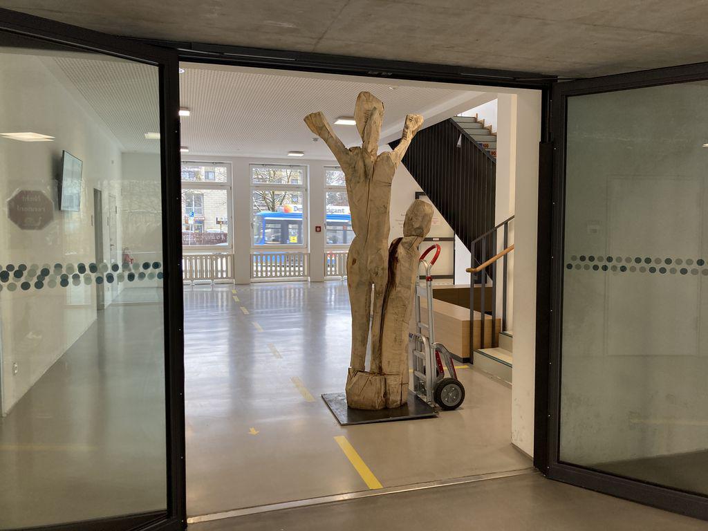 DAS KUNSTWERK „GEMEINSAM ZUKUNFT GESTALTEN“ WANDERT IN DIE GRUNDSCHULE BERG AM LAIM DAS KUNSTWERK „GEMEINSAM ZUKUNFT GESTALTEN“ WANDERT IN DIE GRUNDSCHULE BERG AM LAIM