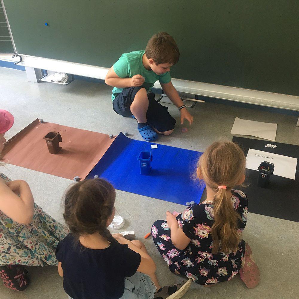 GRUNDSCHULE AM LEHRER-GÖTZ-WEG ERNEUT „UMWELTSCHULE“ GRUNDSCHULE AM LEHRER-GÖTZ-WEG ERNEUT „UMWELTSCHULE“