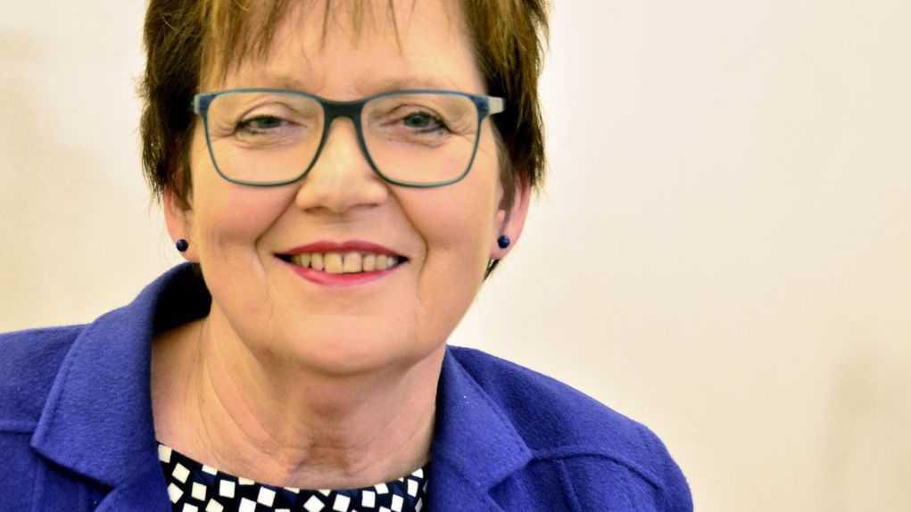 VON SEILTÄNZERN, ZAUBERKÜNSTLERN UND AKROBATEN VON SEILTÄNZERN, ZAUBERKÜNSTLERN UND AKROBATEN