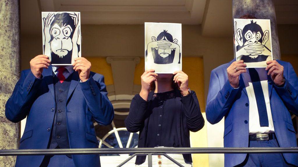 NICHTS HÖREN, NICHTS SEHEN, NICHTS SAGEN... NICHT MIT UNS! NICHTS HÖREN, NICHTS SEHEN, NICHTS SAGEN... NICHT MIT UNS!