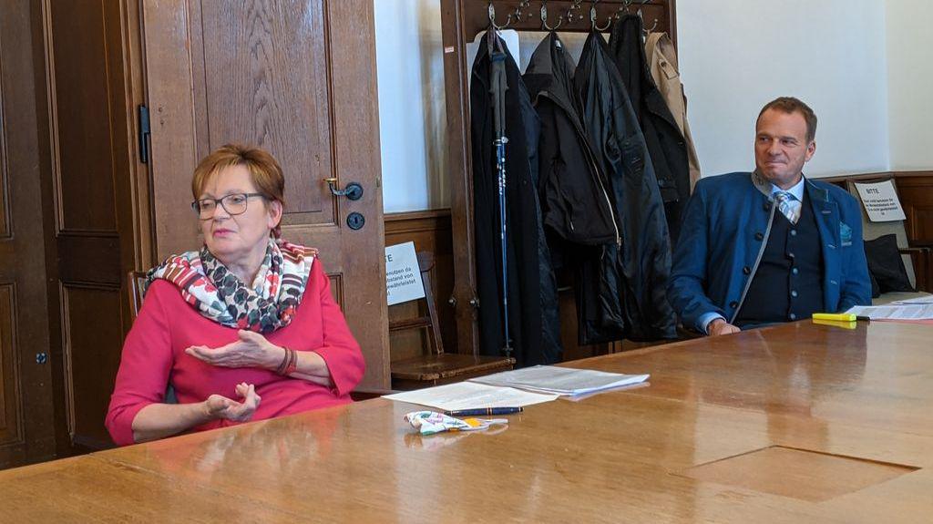 GESPRÄCH MIT SCHULBÜRGERMEISTERIN DIETL ZUR NACHBESSERUNG BEI DER DEUTSCHFÖRDERUNG GESPRÄCH MIT SCHULBÜRGERMEISTERIN DIETL ZUR NACHBESSERUNG BEI DER DEUTSCHFÖRDERUNG