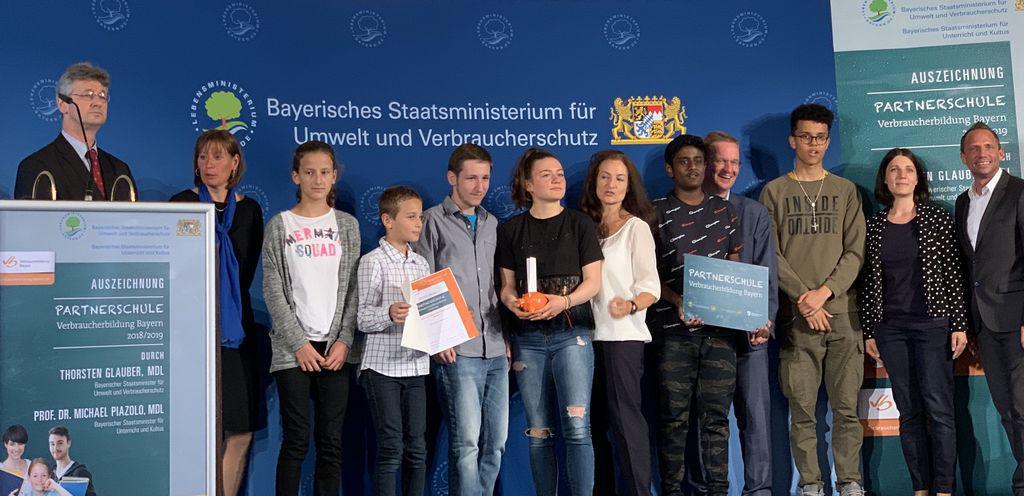 INITIATIVE „PARTNERSCHULE VERBRAUCHERBILDUNG“ INITIATIVE „PARTNERSCHULE VERBRAUCHERBILDUNG“