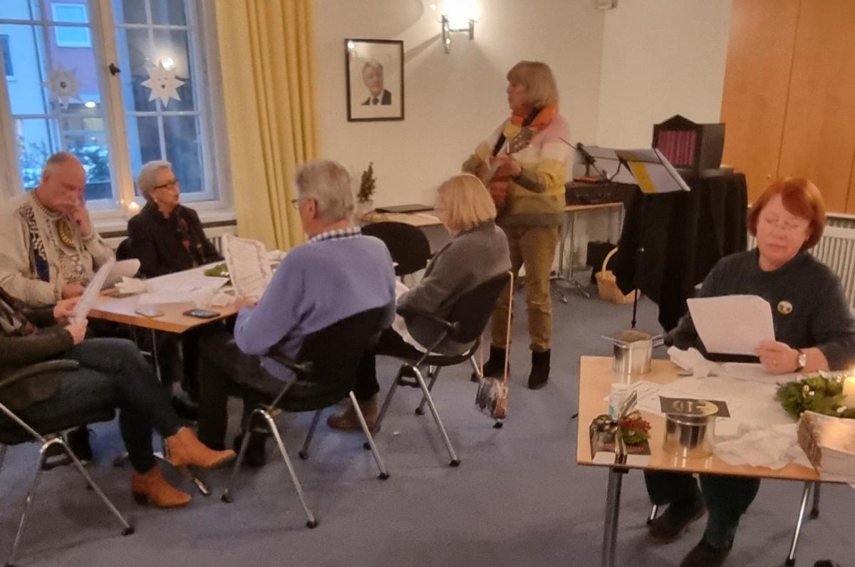 „Die Gans muss ins Rohr!“ „Die Gans muss ins Rohr!“