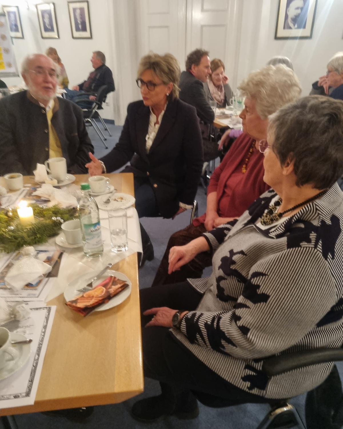 „Die Gans muss ins Rohr!“ „Die Gans muss ins Rohr!“