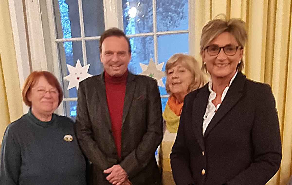 „Die Gans muss ins Rohr!“ „Die Gans muss ins Rohr!“