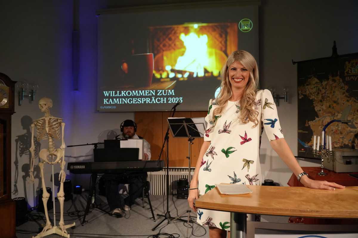 Das Kamingespräch 2023 war erneut ein voller Erfolg, safe! – Politik bleibt blass und flext wenig Das Kamingespräch 2023 war erneut ein voller Erfolg, safe! – Politik bleibt blass und flext wenig