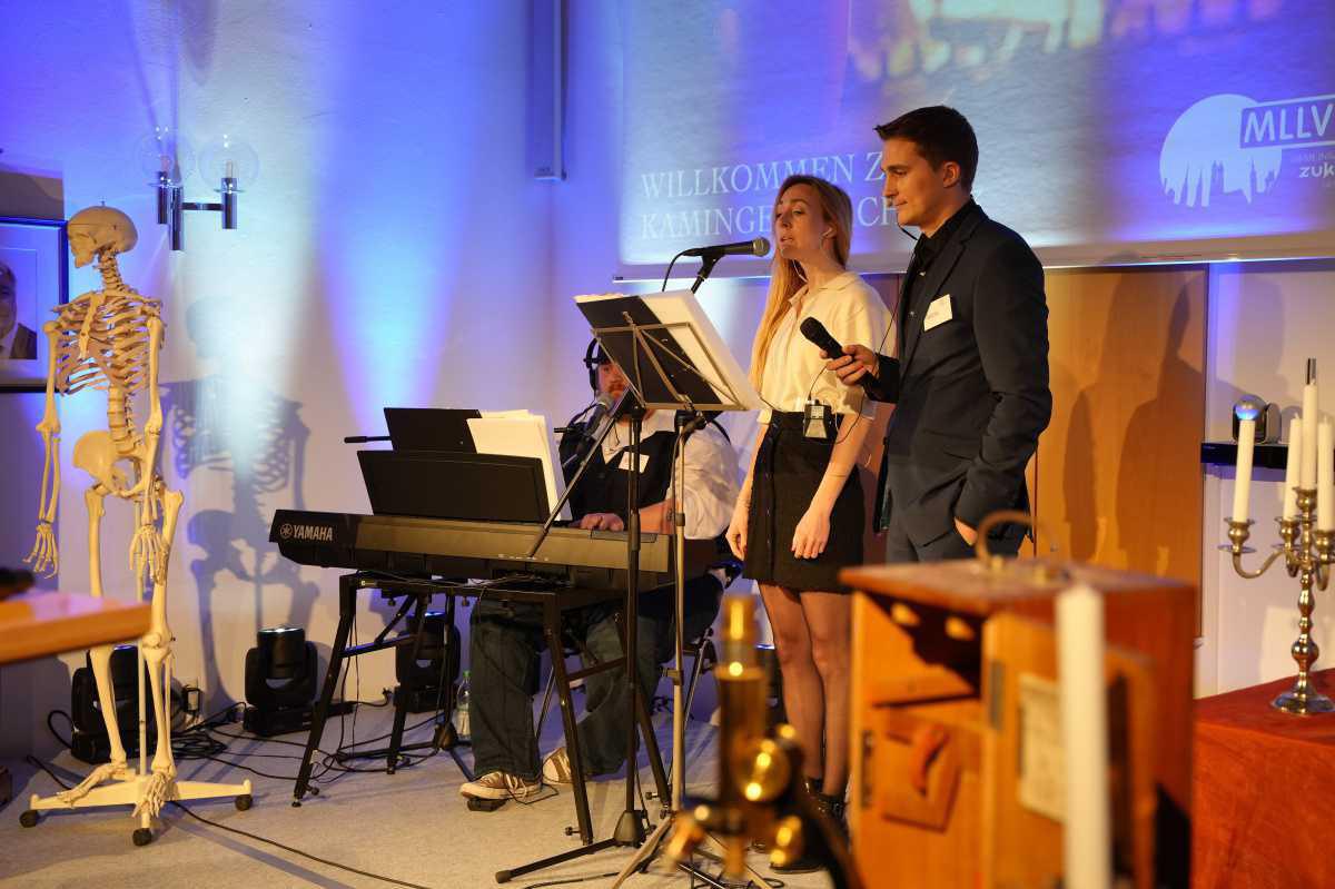 Das Kamingespräch 2023 war erneut ein voller Erfolg, safe! – Politik bleibt blass und flext wenig Das Kamingespräch 2023 war erneut ein voller Erfolg, safe! – Politik bleibt blass und flext wenig