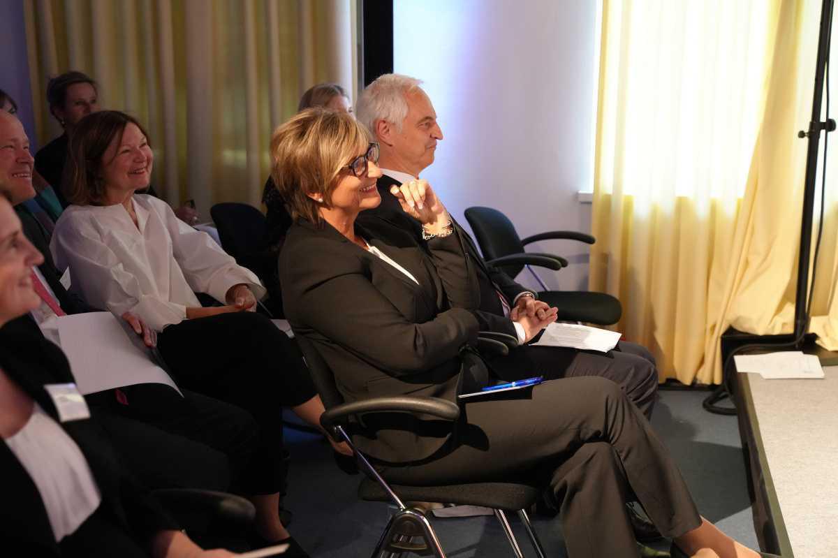 Das Kamingespräch 2023 war erneut ein voller Erfolg, safe! – Politik bleibt blass und flext wenig Das Kamingespräch 2023 war erneut ein voller Erfolg, safe! – Politik bleibt blass und flext wenig