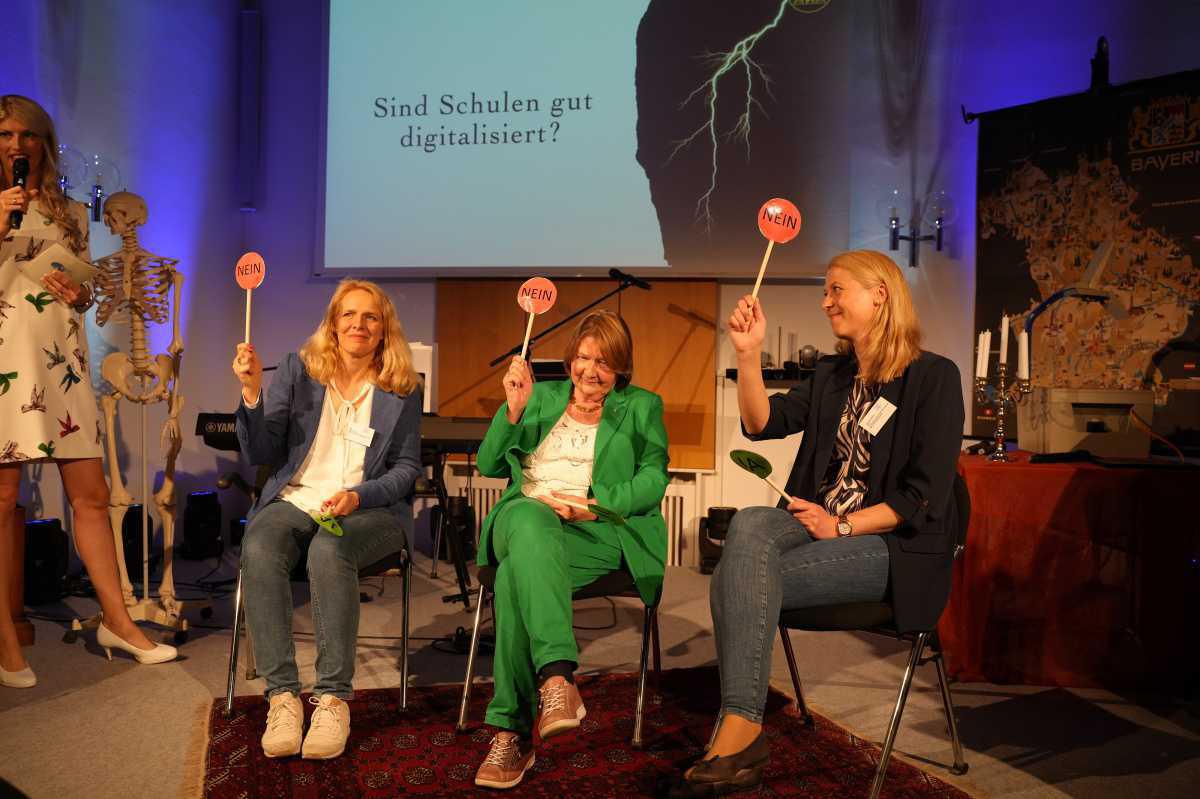 Das Kamingespräch 2023 war erneut ein voller Erfolg, safe! – Politik bleibt blass und flext wenig Das Kamingespräch 2023 war erneut ein voller Erfolg, safe! – Politik bleibt blass und flext wenig