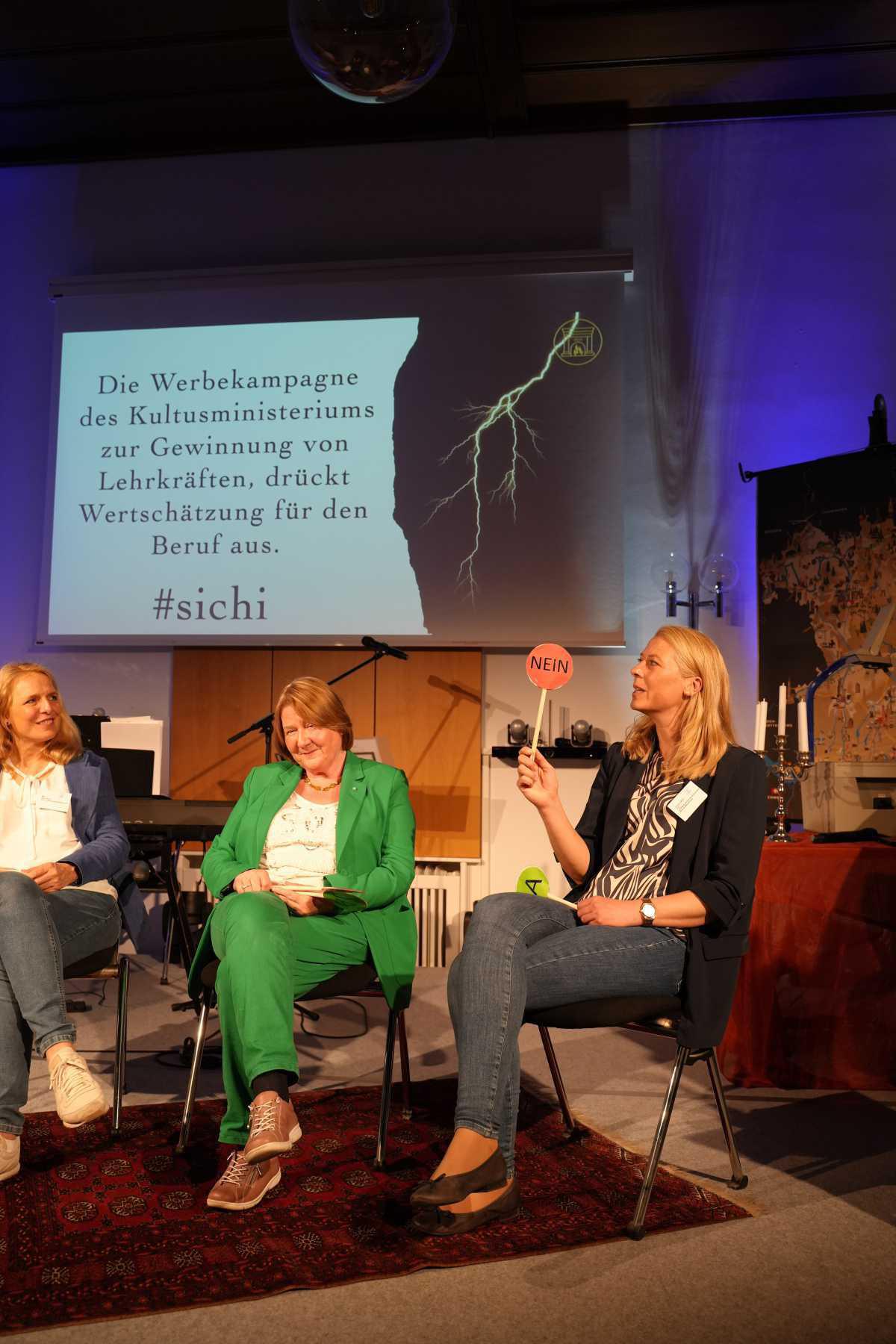 Das Kamingespräch 2023 war erneut ein voller Erfolg, safe! – Politik bleibt blass und flext wenig Das Kamingespräch 2023 war erneut ein voller Erfolg, safe! – Politik bleibt blass und flext wenig