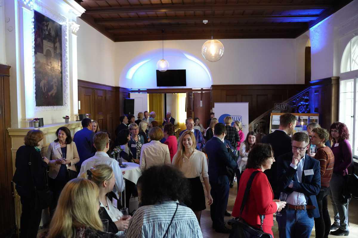 Das Kamingespräch 2023 war erneut ein voller Erfolg, safe! – Politik bleibt blass und flext wenig Das Kamingespräch 2023 war erneut ein voller Erfolg, safe! – Politik bleibt blass und flext wenig