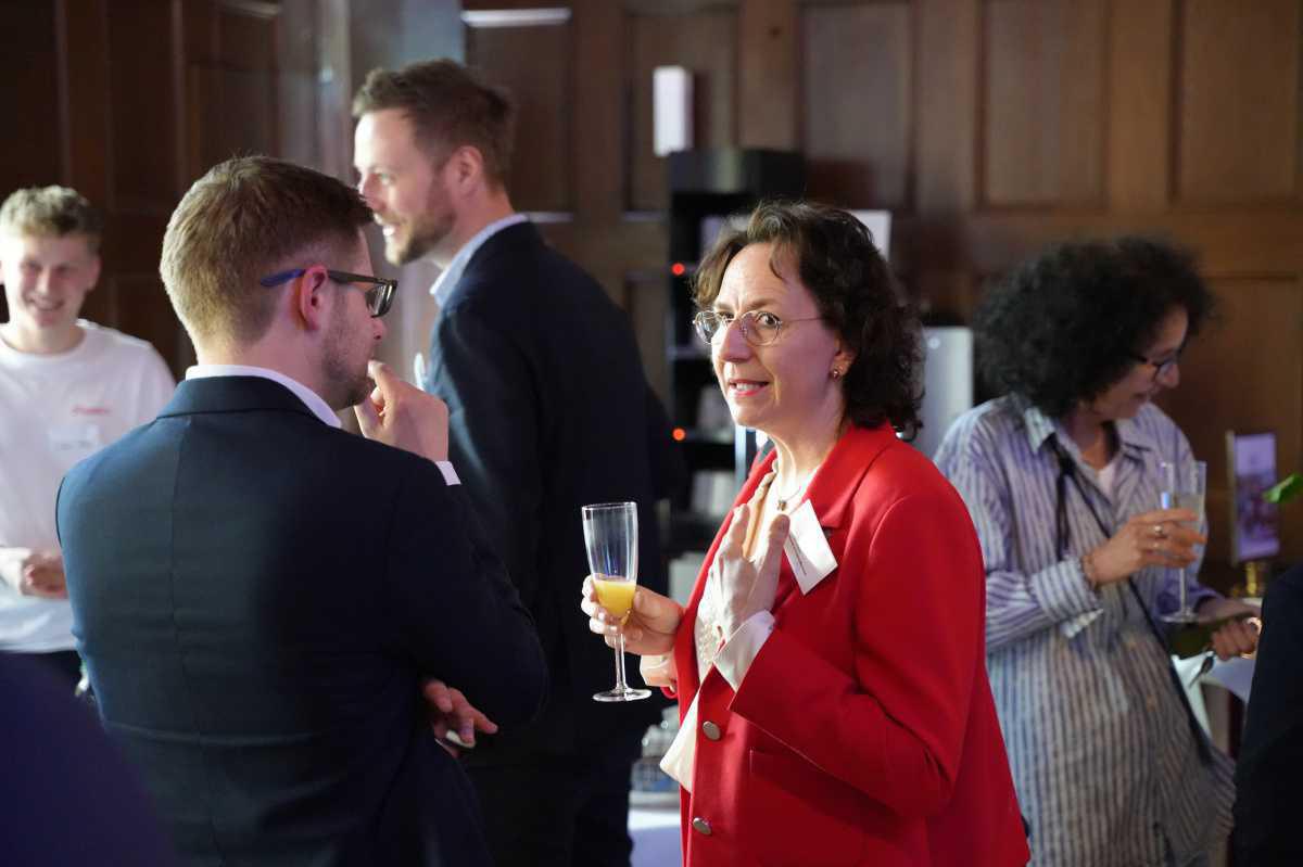 Das Kamingespräch 2023 war erneut ein voller Erfolg, safe! – Politik bleibt blass und flext wenig Das Kamingespräch 2023 war erneut ein voller Erfolg, safe! – Politik bleibt blass und flext wenig