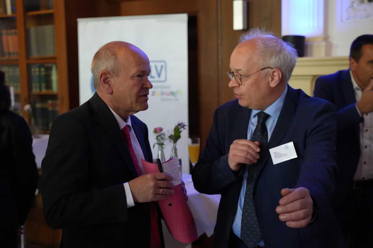 Das Kamingespräch 2023 war erneut ein voller Erfolg, safe! – Politik bleibt blass und flext wenig Das Kamingespräch 2023 war erneut ein voller Erfolg, safe! – Politik bleibt blass und flext wenig