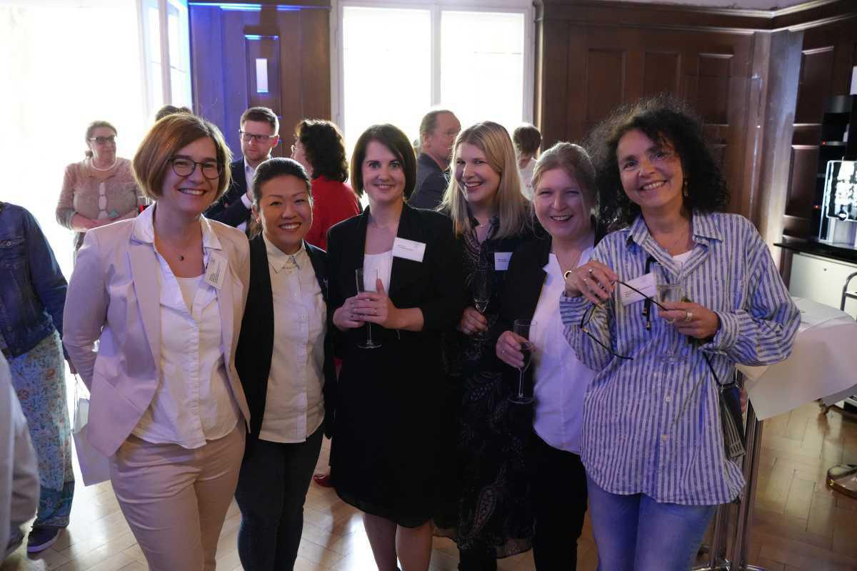 Das Kamingespräch 2023 war erneut ein voller Erfolg, safe! – Politik bleibt blass und flext wenig Das Kamingespräch 2023 war erneut ein voller Erfolg, safe! – Politik bleibt blass und flext wenig