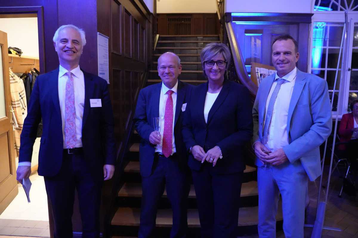 Das Kamingespräch 2023 war erneut ein voller Erfolg, safe! – Politik bleibt blass und flext wenig Das Kamingespräch 2023 war erneut ein voller Erfolg, safe! – Politik bleibt blass und flext wenig