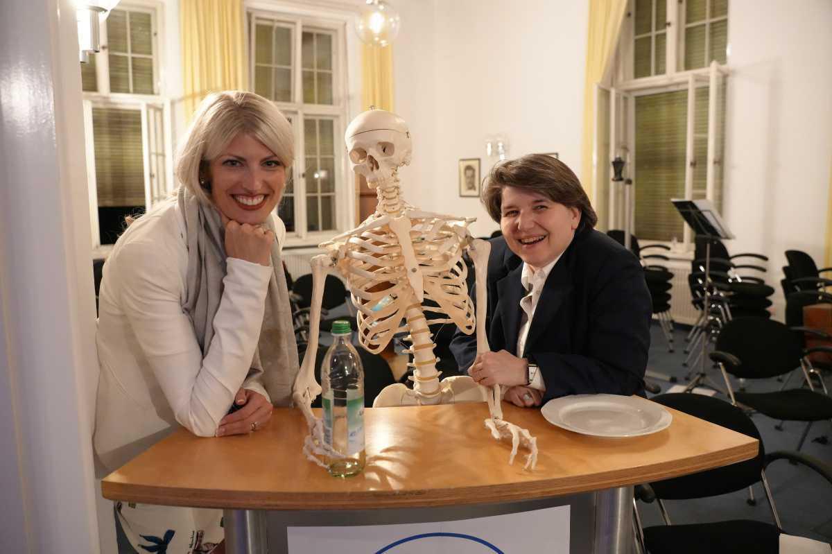 Das Kamingespräch 2023 war erneut ein voller Erfolg, safe! – Politik bleibt blass und flext wenig Das Kamingespräch 2023 war erneut ein voller Erfolg, safe! – Politik bleibt blass und flext wenig