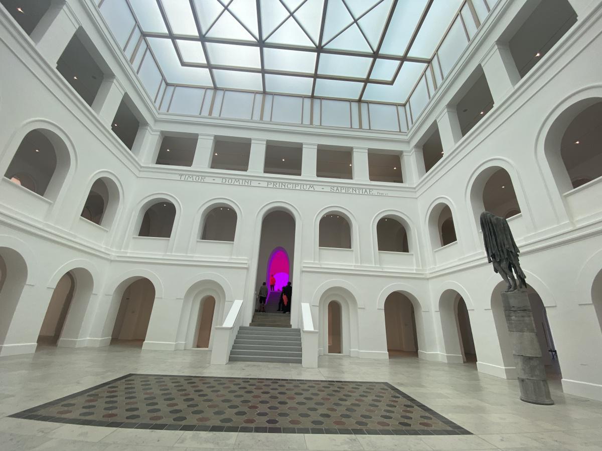 Kontraste in Freising: Der renovierte Domberg … Kontraste in Freising: Der renovierte Domberg …